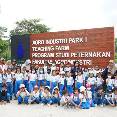 Teaching Farm Prodi Peternakan UMBY Jadi Tempat Menyenangkan Siswa Belajar Hewan Ternak