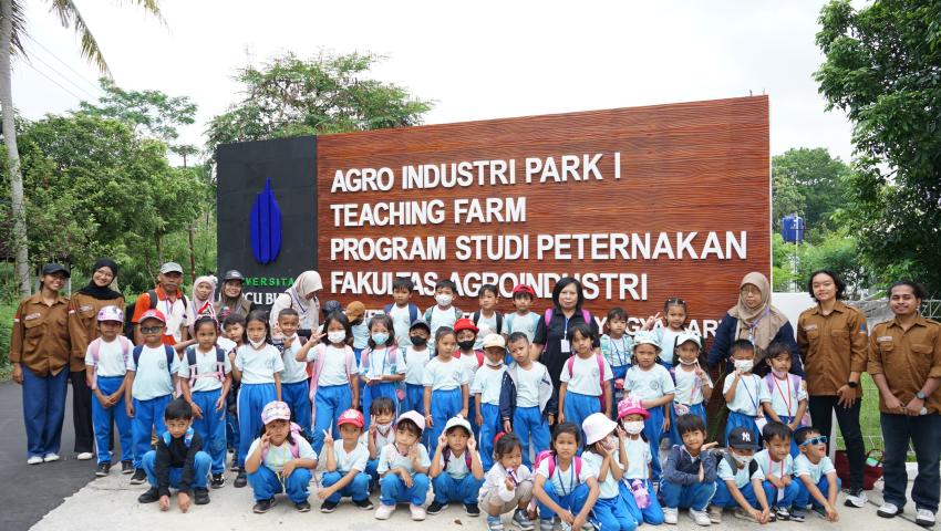 Teaching Farm Prodi Peternakan UMBY Jadi Tempat Menyenangkan Siswa Belajar Hewan Ternak