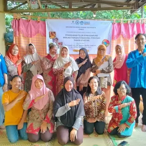 Tim KWT Sari Dewi II senang ikut pelatihan membuat telur asin ayam kampung dengan tampilan warna-warni, ini resepnya.